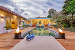 Villa Reina - Spacious & Modern near Canggu with Butler-Cook, Private Pool, Fire Pits and Tropical Gardens